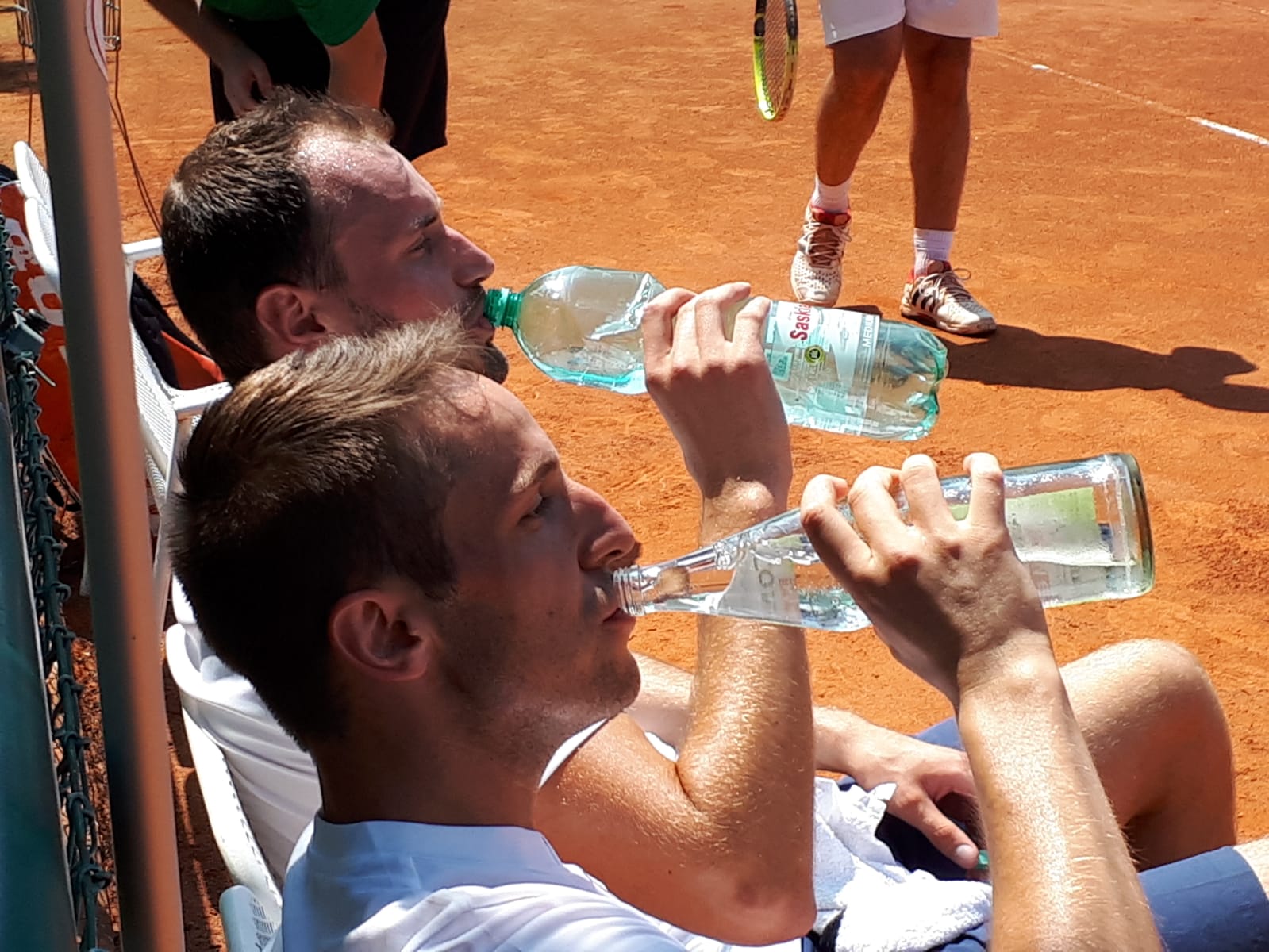 Brennend heißer Tennissand, so heiß, so heiß: Nicolas und Mühle brauchen Wasser, Wasser, Wasser